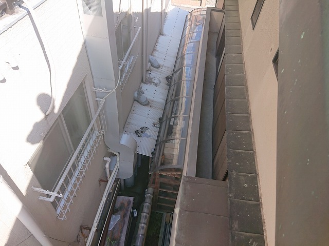 隣の建物との隙間が少ない